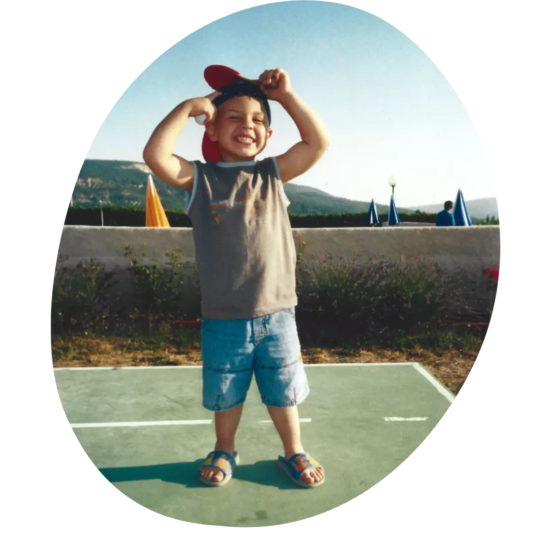 enfant sur une table de ping pong / kid on a ping pong table