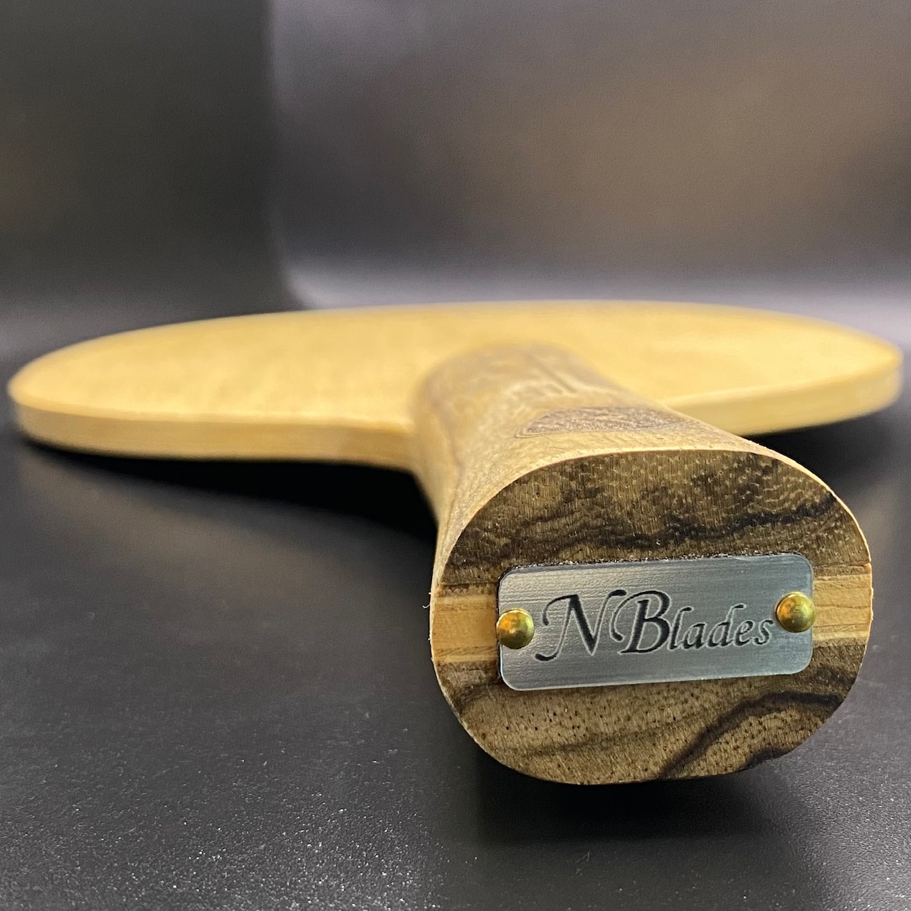 <div>"Alto" est un des 3 bois Offensifs de la collection Symphony. Ce bois a été conçu pour les joueurs attaquants privilégiant la rotation et le placement de balle. L’Alto est un bois plutôt rigide mais avec un toucher assez doux. Il garde tout de même une certaine flexibilité qui permet un placement de balle en finesse et facilite ainsi les blocs. Son poids, très légèrement en tête, facilite les topspins en rotation à mi-distance avec un maximum d'effet… Il favorise un jeu agressif tout en gardant une certaine sécurité.</div>