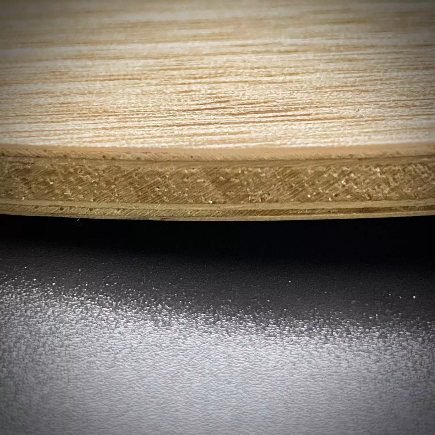 <div>"Alto" est un des 3 bois Offensifs de la collection Symphony. Ce bois a été conçu pour les joueurs attaquants privilégiant la rotation et le placement de balle. L’Alto est un bois plutôt rigide mais avec un toucher assez doux. Il garde tout de même une certaine flexibilité qui permet un placement de balle en finesse et facilite ainsi les blocs. Son poids, très légèrement en tête, facilite les topspins en rotation à mi-distance avec un maximum d'effet… Il favorise un jeu agressif tout en gardant une certaine sécurité.</div>