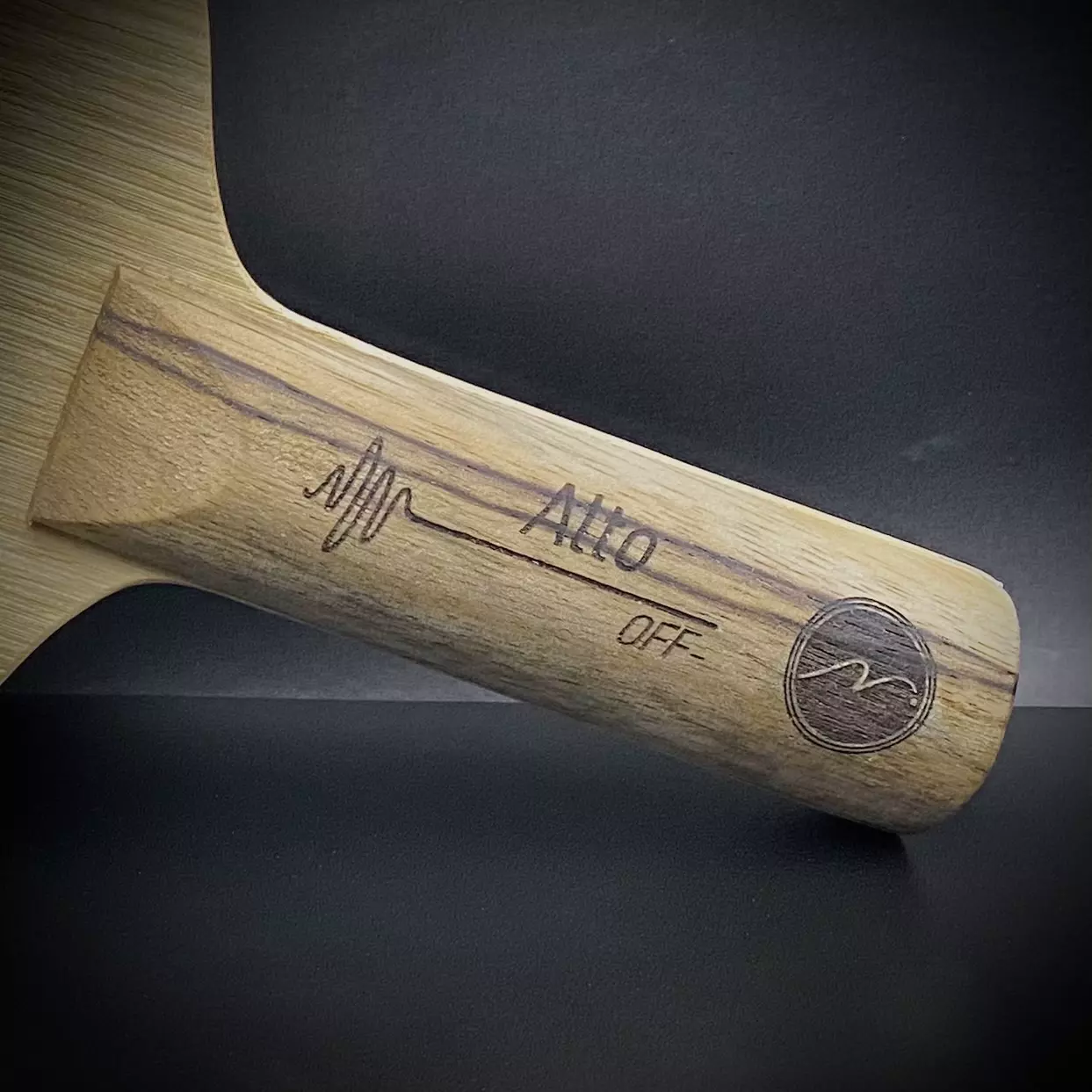 <div>"Alto" est un des 3 bois Offensifs de la collection Symphony. Ce bois a été conçu pour les joueurs attaquants privilégiant la rotation et le placement de balle. L’Alto est un bois plutôt rigide mais avec un toucher assez doux. Il garde tout de même une certaine flexibilité qui permet un placement de balle en finesse et facilite ainsi les blocs. Son poids, très légèrement en tête, facilite les topspins en rotation à mi-distance avec un maximum d'effet… Il favorise un jeu agressif tout en gardant une certaine sécurité.</div>