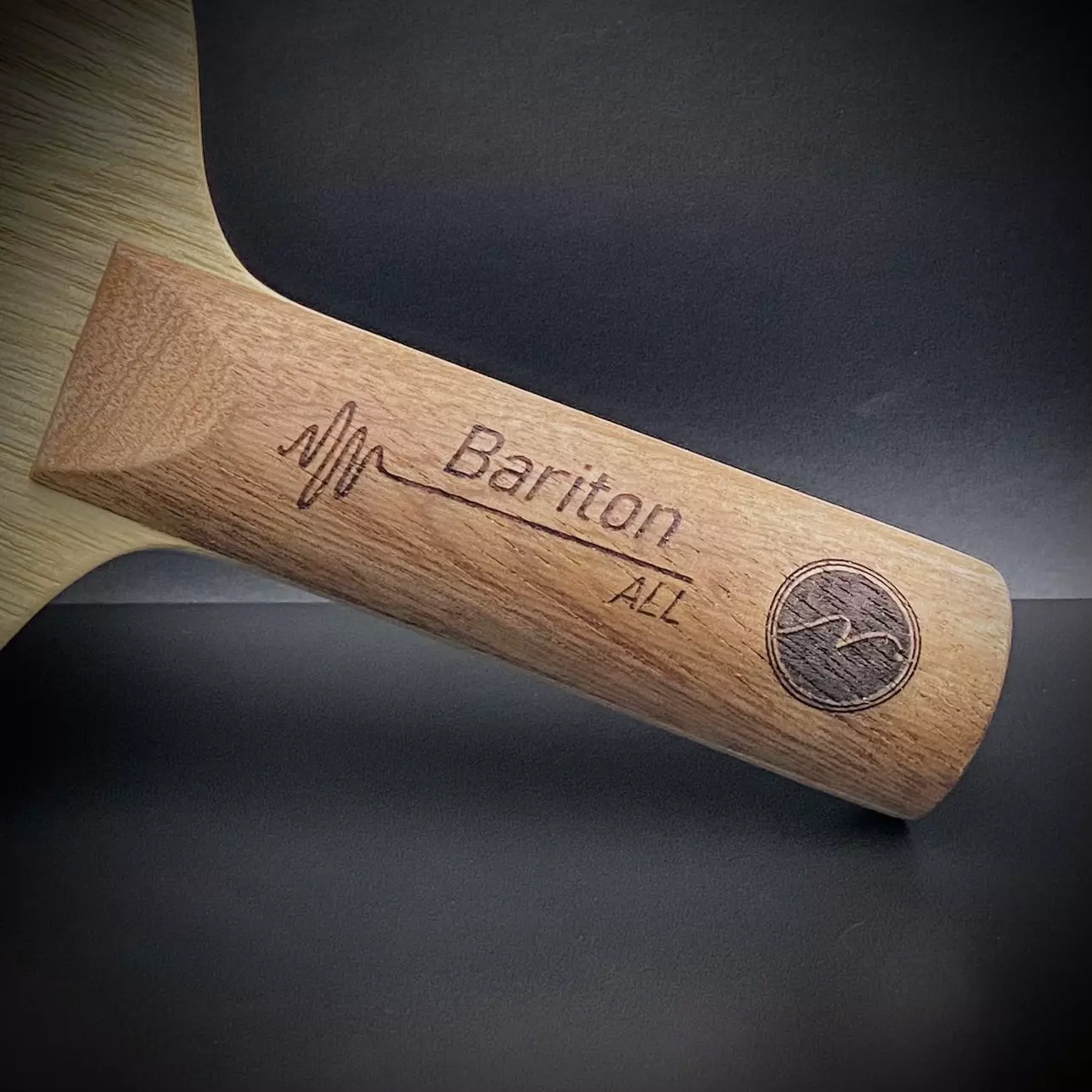 <div>"Bariton" est le bois Allround de la collection Symphony. Il a été conçu pour convenir à un maximum de joueurs possible, de tous niveaux et de tous styles de jeu. Il s'adapte donc aussi bien à un joueur de défense qu'à un attaquant confirmé. Le Bariton est le bois le mieux équilibré de la collection. Cela permet un jeu tout en sécurité ce qui est un grand avantage lors de l'apprentissage du Tennis de Table. Avec le "Bariton" vous n'aurez jamais aucune mauvaise surprise, la "Régularité" est son maître mot !</div>