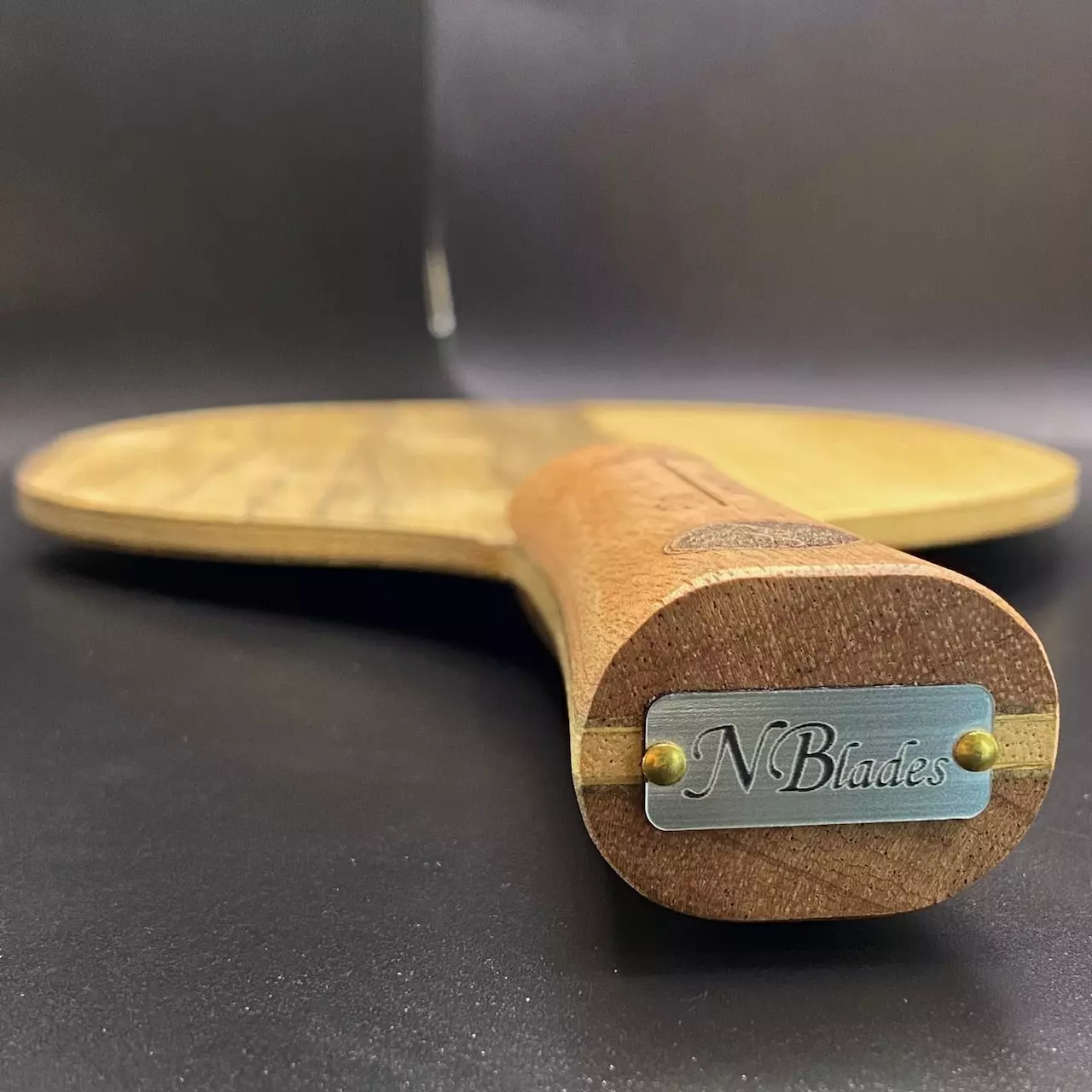 <div>"Bariton" est le bois Allround de la collection Symphony. Il a été conçu pour convenir à un maximum de joueurs possible, de tous niveaux et de tous styles de jeu. Il s'adapte donc aussi bien à un joueur de défense qu'à un attaquant confirmé. Le Bariton est le bois le mieux équilibré de la collection. Cela permet un jeu tout en sécurité ce qui est un grand avantage lors de l'apprentissage du Tennis de Table. Avec le "Bariton" vous n'aurez jamais aucune mauvaise surprise, la "Régularité" est son maître mot !</div>