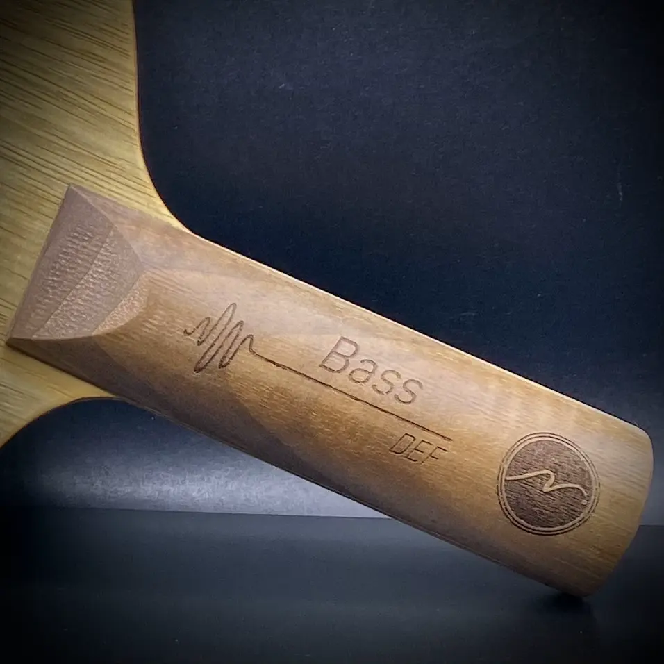 <div>"Bass" est le bois de Défense de la collection Symphony. Il a été conçu pour les joueurs qui privilégient un jeu défensif moderne et souhaitent maximiser l'effet coupé de la balle. Grâce à ses plis intermediaires plus rigides ce bois garde tout de même une certaine rapidité pour permettre des coups offensifs tels que les topspins ou les frappes&nbsp; à mi-distance et plus loin. "Bass"&nbsp; offre donc au joueur la possibilité de passer d'une phase défensive à une phase offensive. Il sera alors aisé de perturber l'adversaire et ainsi éviter d'être submergé par ses attaques.</div>