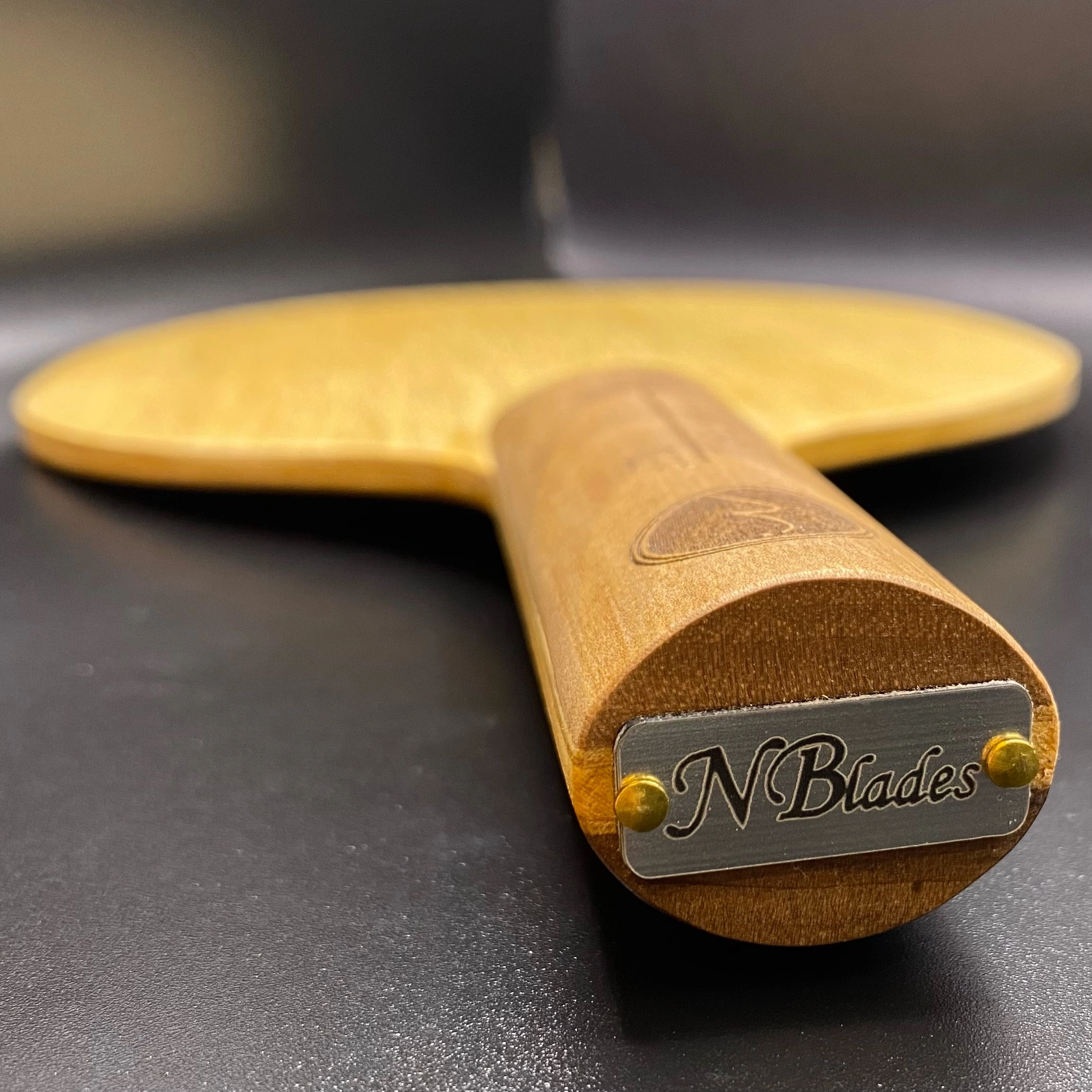 <div>"Bass" est le bois de Défense de la collection Symphony. Il a été conçu pour les joueurs qui privilégient un jeu défensif moderne et souhaitent maximiser l'effet coupé de la balle. Grâce à ses plis intermediaires plus rigides ce bois garde tout de même une certaine rapidité pour permettre des coups offensifs tels que les topspins ou les frappes&nbsp; à mi-distance et plus loin. "Bass"&nbsp; offre donc au joueur la possibilité de passer d'une phase défensive à une phase offensive. Il sera alors aisé de perturber l'adversaire et ainsi éviter d'être submergé par ses attaques.</div>