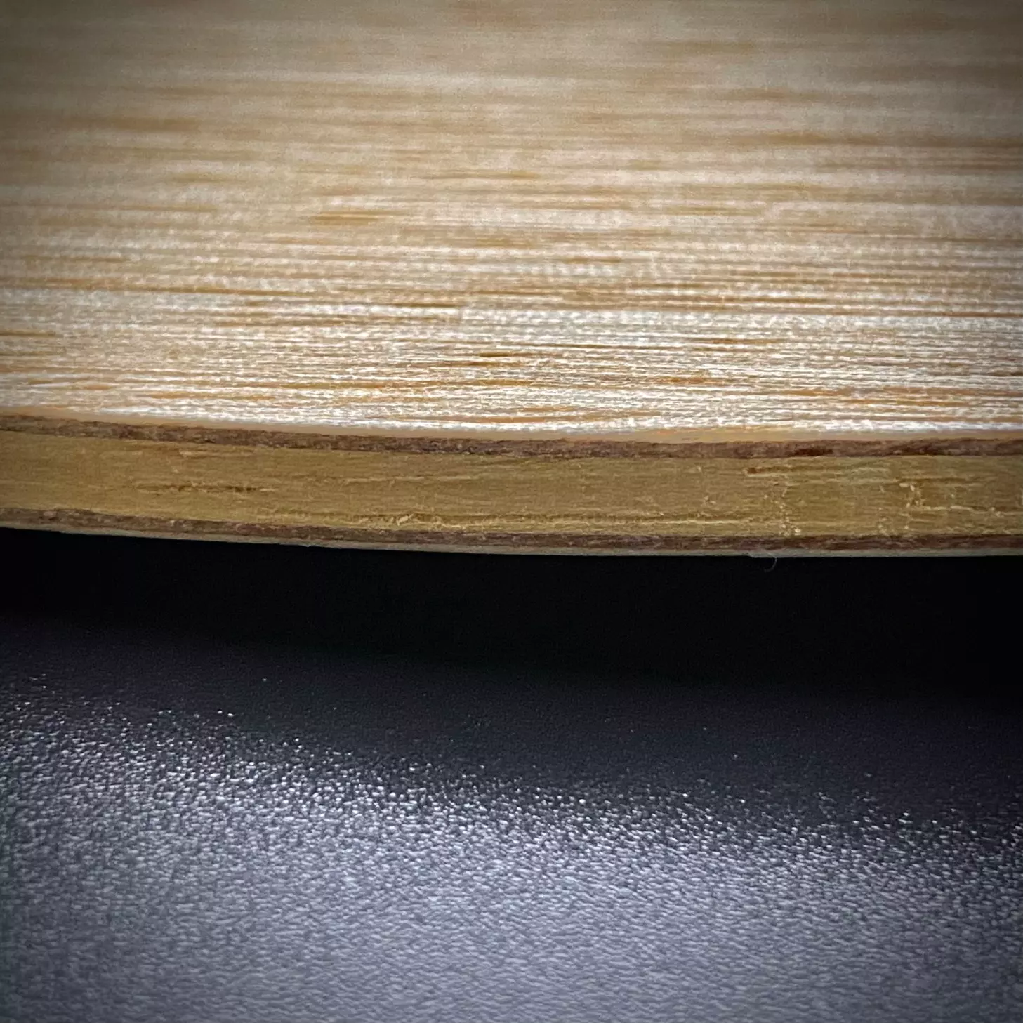 <div>"Bass" est le bois de Défense de la collection Symphony. Il a été conçu pour les joueurs qui privilégient un jeu défensif moderne et souhaitent maximiser l'effet coupé de la balle. Grâce à ses plis intermediaires plus rigides ce bois garde tout de même une certaine rapidité pour permettre des coups offensifs tels que les topspins ou les frappes&nbsp; à mi-distance et plus loin. "Bass"&nbsp; offre donc au joueur la possibilité de passer d'une phase défensive à une phase offensive. Il sera alors aisé de perturber l'adversaire et ainsi éviter d'être submergé par ses attaques.</div>