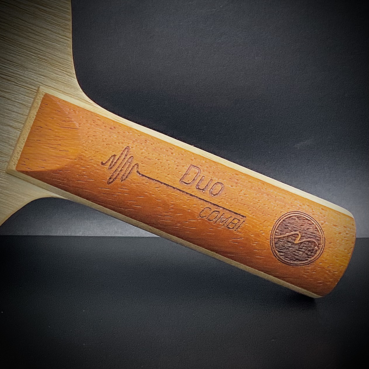 <div>"Duo" est le bois Combi de la collection Symphony. Du côté revers, le Duo est particulièrement adapté au picot long 0X, c'est à dire sans mousse. Grâce à sa face en Padouk, il excelle en bloc coupé revers et la balle est fortement amortie. Cela crée un effet très perturbant pour l'adversaire. Le côté coup droit est quant à lui plus polyvalent et permet de jouer autant en phase défensive qu'en phase offensive. Ce bois asymétrique a donc été spécialement conçu pour les joueurs qui restent proche de la table en bloc revers et souhaitent attaquer en coup droit.</div>