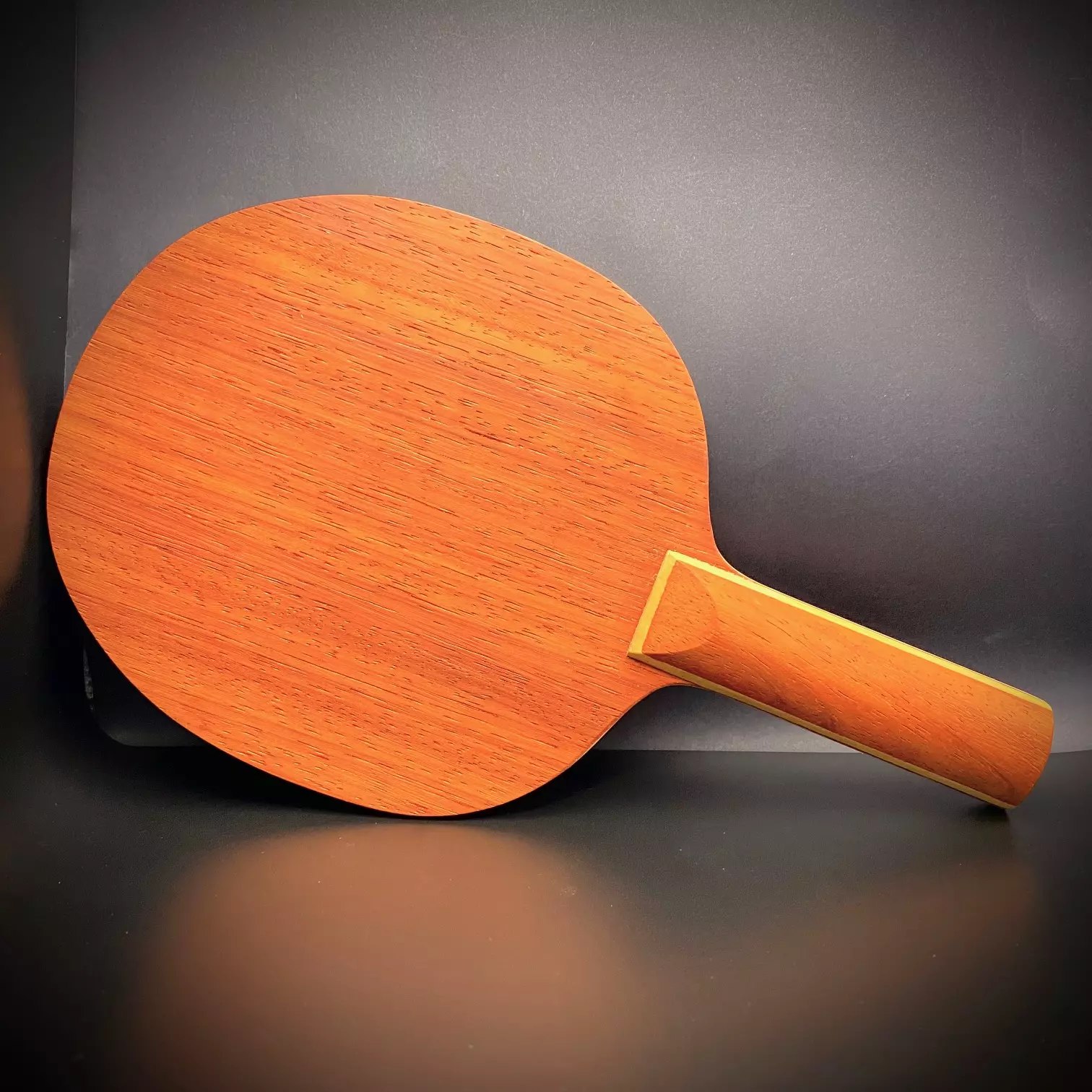 <div>"Duo" est le bois Combi de la collection Symphony. Du côté revers, le Duo est particulièrement adapté au picot long 0X, c'est à dire sans mousse. Grâce à sa face en Padouk, il excelle en bloc coupé revers et la balle est fortement amortie. Cela crée un effet très perturbant pour l'adversaire. Le côté coup droit est quant à lui plus polyvalent et permet de jouer autant en phase défensive qu'en phase offensive. Ce bois asymétrique a donc été spécialement conçu pour les joueurs qui restent proche de la table en bloc revers et souhaitent attaquer en coup droit.</div>