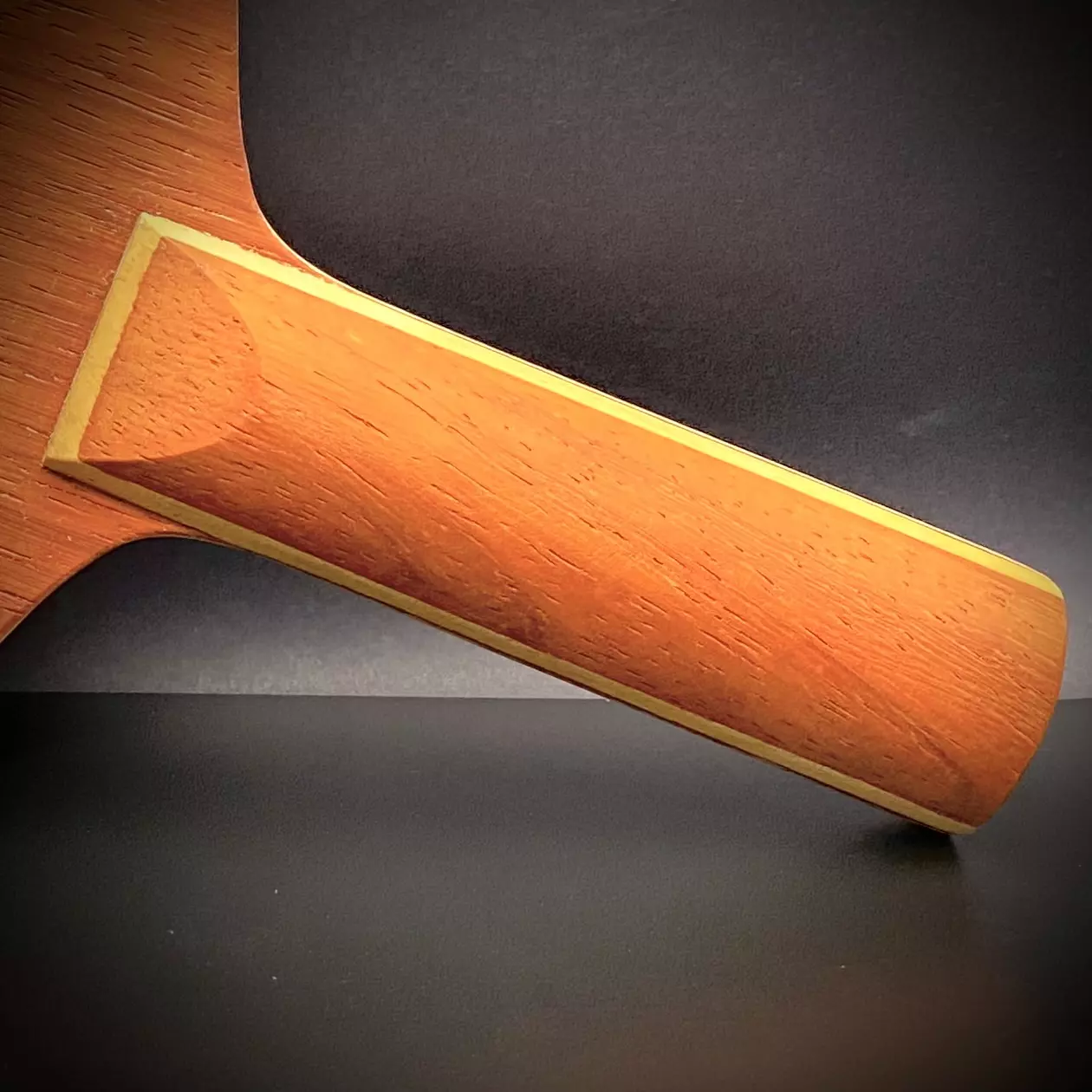 <div>"Duo" est le bois Combi de la collection Symphony. Du côté revers, le Duo est particulièrement adapté au picot long 0X, c'est à dire sans mousse. Grâce à sa face en Padouk, il excelle en bloc coupé revers et la balle est fortement amortie. Cela crée un effet très perturbant pour l'adversaire. Le côté coup droit est quant à lui plus polyvalent et permet de jouer autant en phase défensive qu'en phase offensive. Ce bois asymétrique a donc été spécialement conçu pour les joueurs qui restent proche de la table en bloc revers et souhaitent attaquer en coup droit.</div>