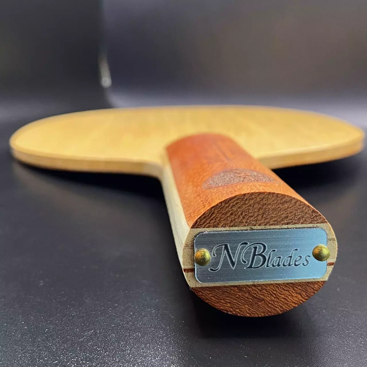 <div>"Duo" est le bois Combi de la collection Symphony. Du côté revers, le Duo est particulièrement adapté au picot long 0X, c'est à dire sans mousse. Grâce à sa face en Padouk, il excelle en bloc coupé revers et la balle est fortement amortie. Cela crée un effet très perturbant pour l'adversaire. Le côté coup droit est quant à lui plus polyvalent et permet de jouer autant en phase défensive qu'en phase offensive. Ce bois asymétrique a donc été spécialement conçu pour les joueurs qui restent proche de la table en bloc revers et souhaitent attaquer en coup droit.</div>