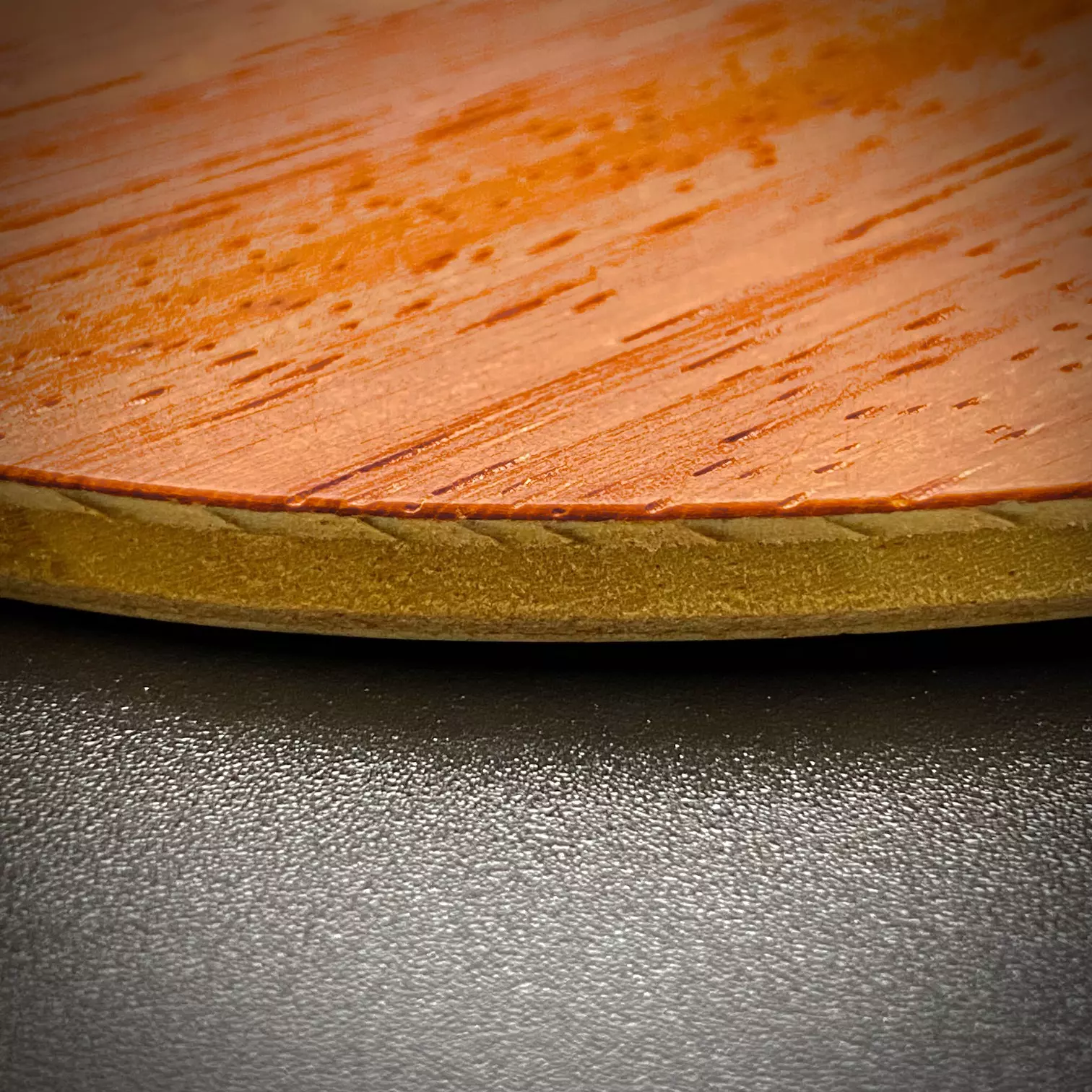 <div>"Duo" est le bois Combi de la collection Symphony. Du côté revers, le Duo est particulièrement adapté au picot long 0X, c'est à dire sans mousse. Grâce à sa face en Padouk, il excelle en bloc coupé revers et la balle est fortement amortie. Cela crée un effet très perturbant pour l'adversaire. Le côté coup droit est quant à lui plus polyvalent et permet de jouer autant en phase défensive qu'en phase offensive. Ce bois asymétrique a donc été spécialement conçu pour les joueurs qui restent proche de la table en bloc revers et souhaitent attaquer en coup droit.</div>