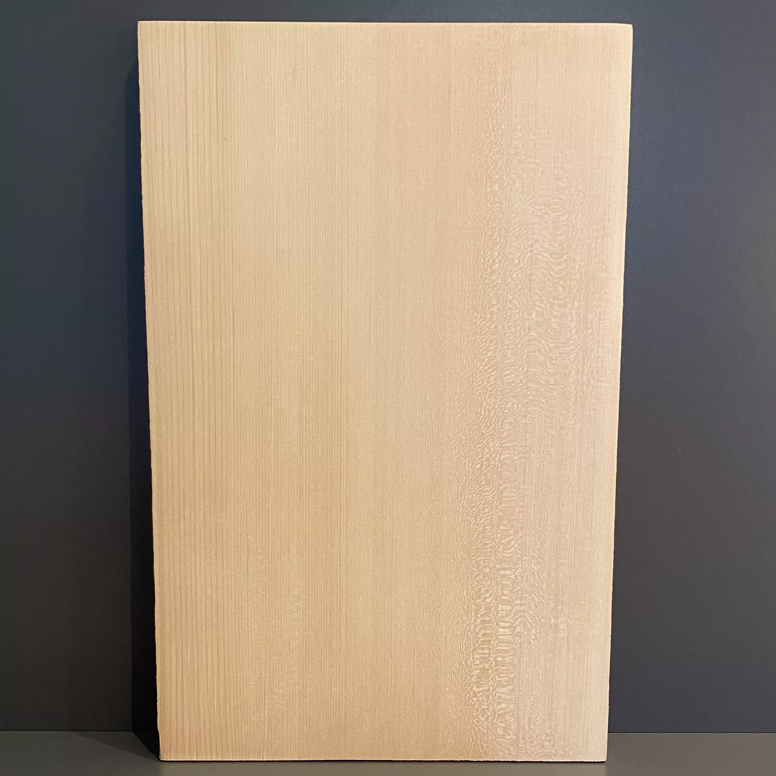 <div>Le Kiso Hinoki de qualité A+ a un grain droit et très serré. La différence de prix avec la qualité A se justifie notamment par la présence d'ondulations que l'on appelle communément dans le tennis de table des "écailles de poisson". Cela ne se manifeste que si le bois a un grain droit et a été coupé au plus près du cœur. C'est un phénomène très rare que l'on ne trouve que pour 1 arbre sur 1000 ce qui reflète l'excellente qualité de ces planchettes.&nbsp;<br><br>Bois stable et dense, dynamique et précis, le Kiso Hinoki, unique en son genre, excelle autant en défense qu’en attaque.&nbsp;<br><br>En défense, il a la particularité d'amortir énormément la balle lorsqu'on le souhaite et de produire une forte inversion de l'effet. A l'inverse, il dévoile toute sa puissance lorsqu'on le sollicite en attaque.<br><br></div>