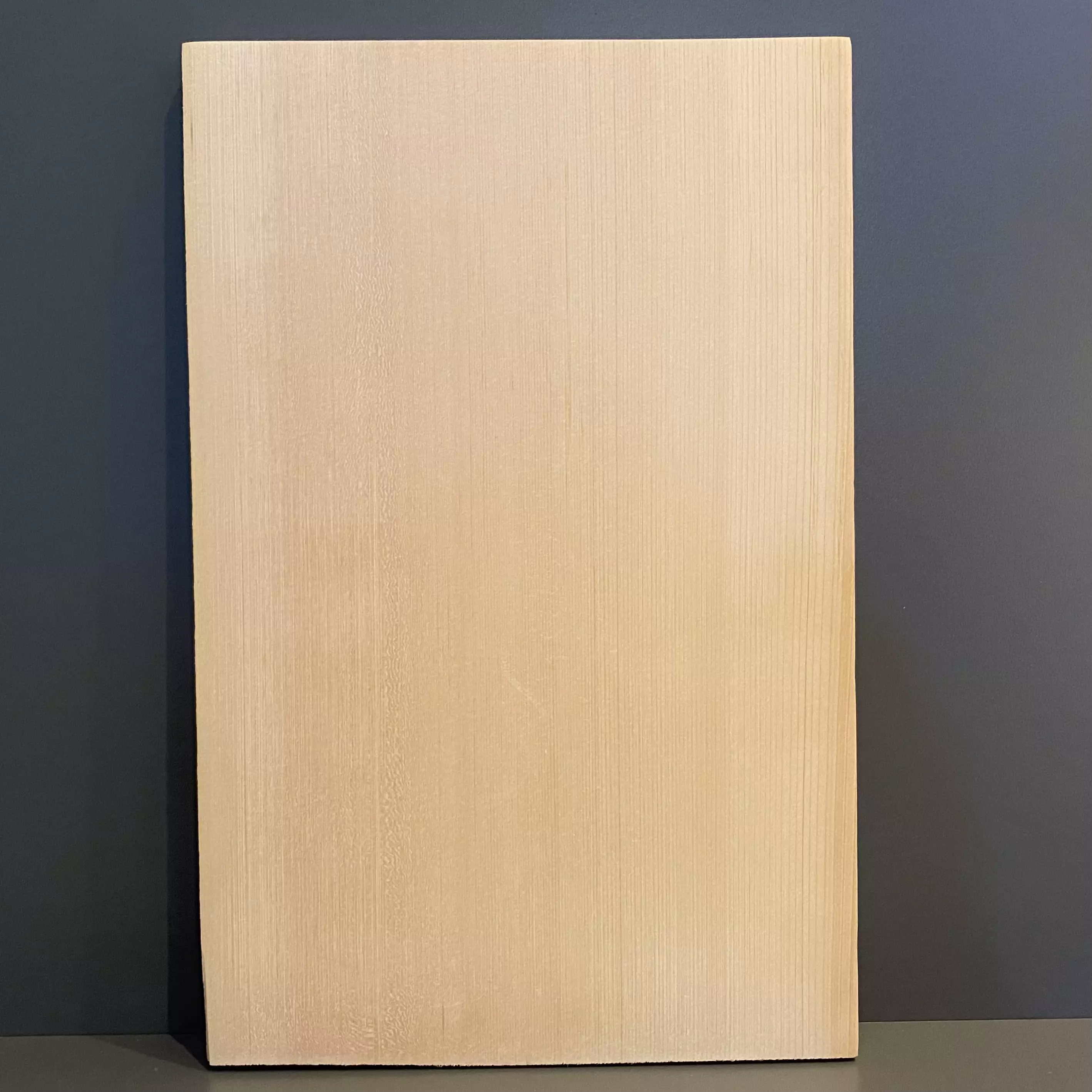 <div>Le Kiso Hinoki de qualité A a un grain droit et serré. La présence de nombreux fils est dû à son âge avancé, ce qui le rend plus stable mais aussi plus dense. Le fil du bois est droit car il a été coupé en quartier, la meilleure coupe possible pour un arbre. Ce qui en fait donc des planchettes de qualité supérieure.<br><br>Bois stable et dense, dynamique et précis, le Kiso Hinoki, unique en son genre, excelle autant en défense qu’en attaque.<br><br>En défense, il a la particularité d'amortir énormément la balle lorsqu'on le souhaite et de produire une forte inversion de l'effet. A l'inverse, il dévoile toute sa puissance lorsqu'on le sollicite en attaque.<br><br></div>
