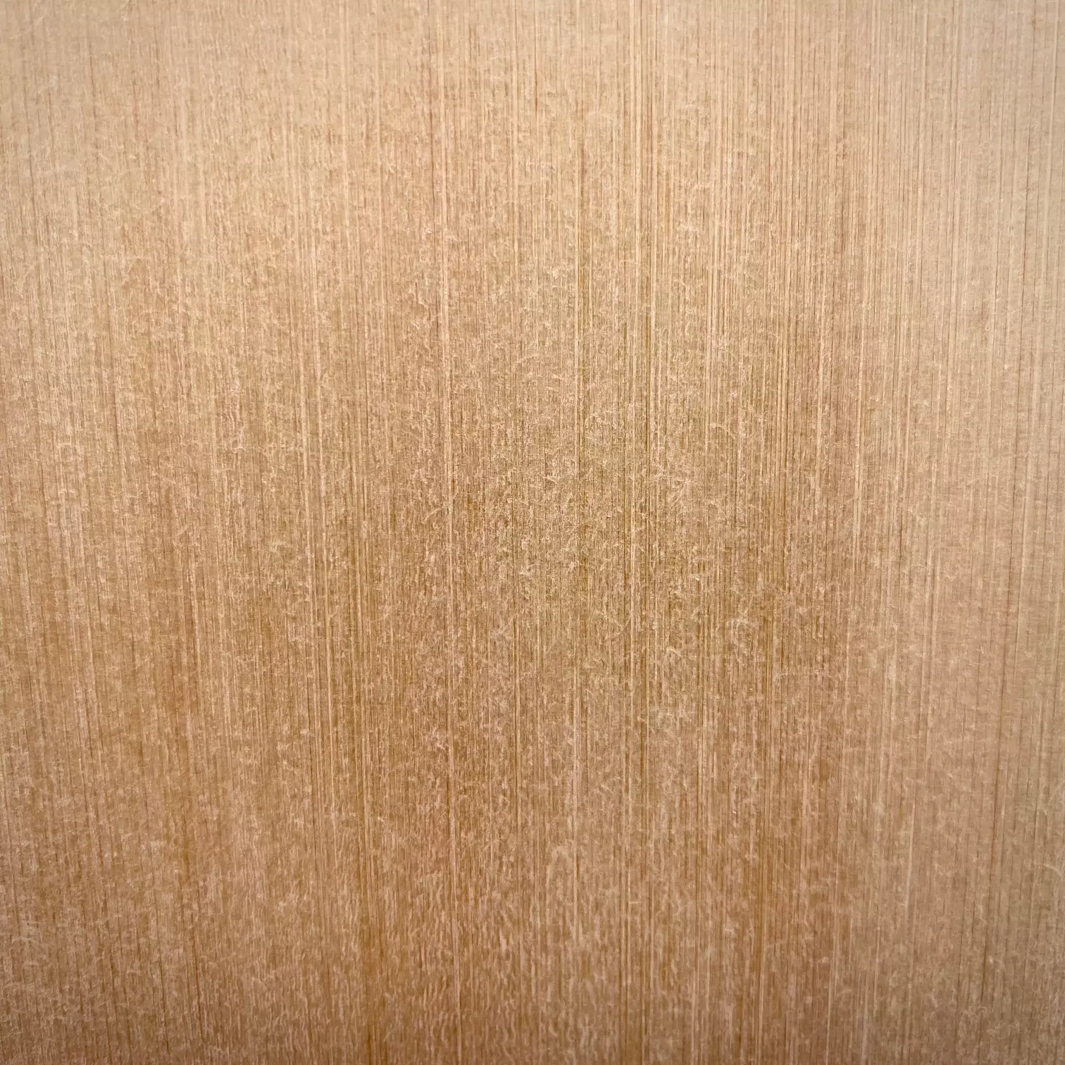 <div>Le Kiso Hinoki de qualité A a un grain droit et serré. La présence de nombreux fils est dû à son âge avancé, ce qui le rend plus stable mais aussi plus dense. Le fil du bois est droit car il a été coupé en quartier, la meilleure coupe possible pour un arbre. Ce qui en fait donc des planchettes de qualité supérieure.<br><br>Bois stable et dense, dynamique et précis, le Kiso Hinoki, unique en son genre, excelle autant en défense qu’en attaque.<br><br>En défense, il a la particularité d'amortir énormément la balle lorsqu'on le souhaite et de produire une forte inversion de l'effet. A l'inverse, il dévoile toute sa puissance lorsqu'on le sollicite en attaque.<br><br></div>