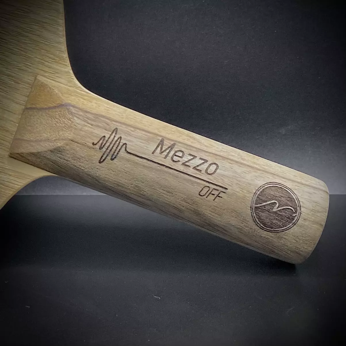 <div>"Mezzo" est un des 3 bois Offensifs de la collection Symphony. Il a été conçu pour les joueurs attaquants qui favorisent des coups offensifs puissants à la table et à mi-distance. C’est un bois vraiment subtil dans le petit jeu ainsi qu’en bloc mais qui relâche toute sa puissance lors de coups offensifs tels que les topspins frappés. Il permet d’accroître la vitesse de chaque coup tout en gardant un excellent contrôle. "Mezzo" représente le bois Offensif par excellence !</div>