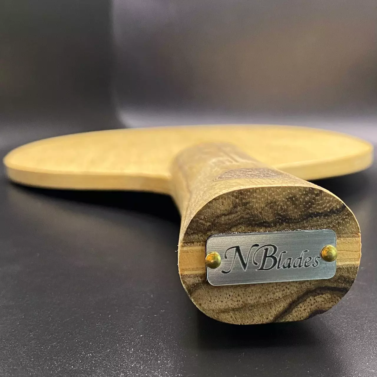 <div>"Mezzo" est un des 3 bois Offensifs de la collection Symphony. Il a été conçu pour les joueurs attaquants qui favorisent des coups offensifs puissants à la table et à mi-distance. C’est un bois vraiment subtil dans le petit jeu ainsi qu’en bloc mais qui relâche toute sa puissance lors de coups offensifs tels que les topspins frappés. Il permet d’accroître la vitesse de chaque coup tout en gardant un excellent contrôle. "Mezzo" représente le bois Offensif par excellence !</div>