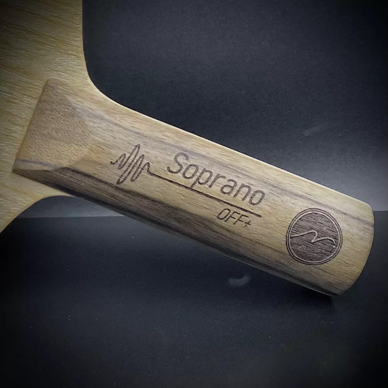 <div>"Soprano" est un des 3 bois Offensifs de la collection Symphony. Il a été conçu pour les joueurs offensifs qui souhaitent à la fois un bois rapide et qui permet de générer une très grande quantité d'effet avec un contact de balle minimum. Il procure donc une accélération maximale de la balle au contact de la raquette, ce qui peut fortement déstabiliser l'adversaire. Il excelle dans le jeu à la table en rythme, contre-initiative</div>