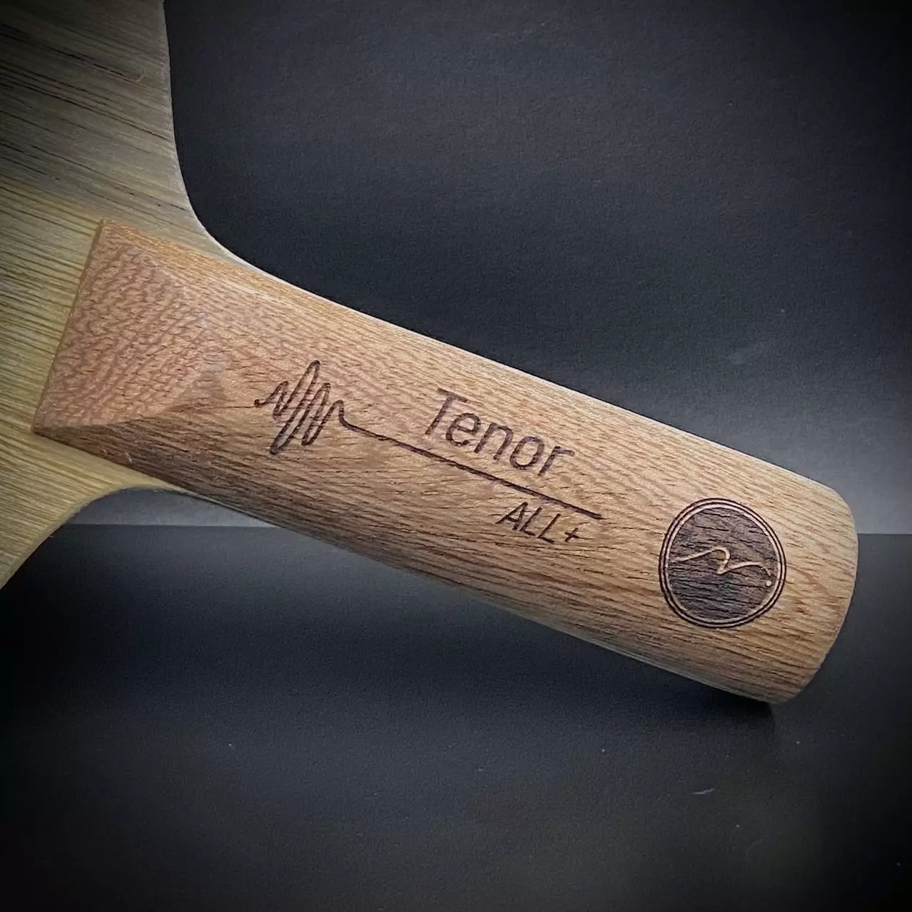 <div>"Ténor" est le bois Allround+ de la collection Symphony. Avec le Ténor, les joueurs peuvent être offensifs et actifs et finir le point assez aisément. Sa plus grande qualité reste sa grande capacité à mettre beaucoup de rotation. Ceci est dû au fait qu'il est à la fois flexible et sec. Il a donc été conçu pour les joueurs polyvalents à tendance offensive et qui souhaitent mettre un maximum de rotation dans chaque balle. Sont à privilégier les revêtements durs, hybrides et chinois pour compenser le rejet haut.</div>