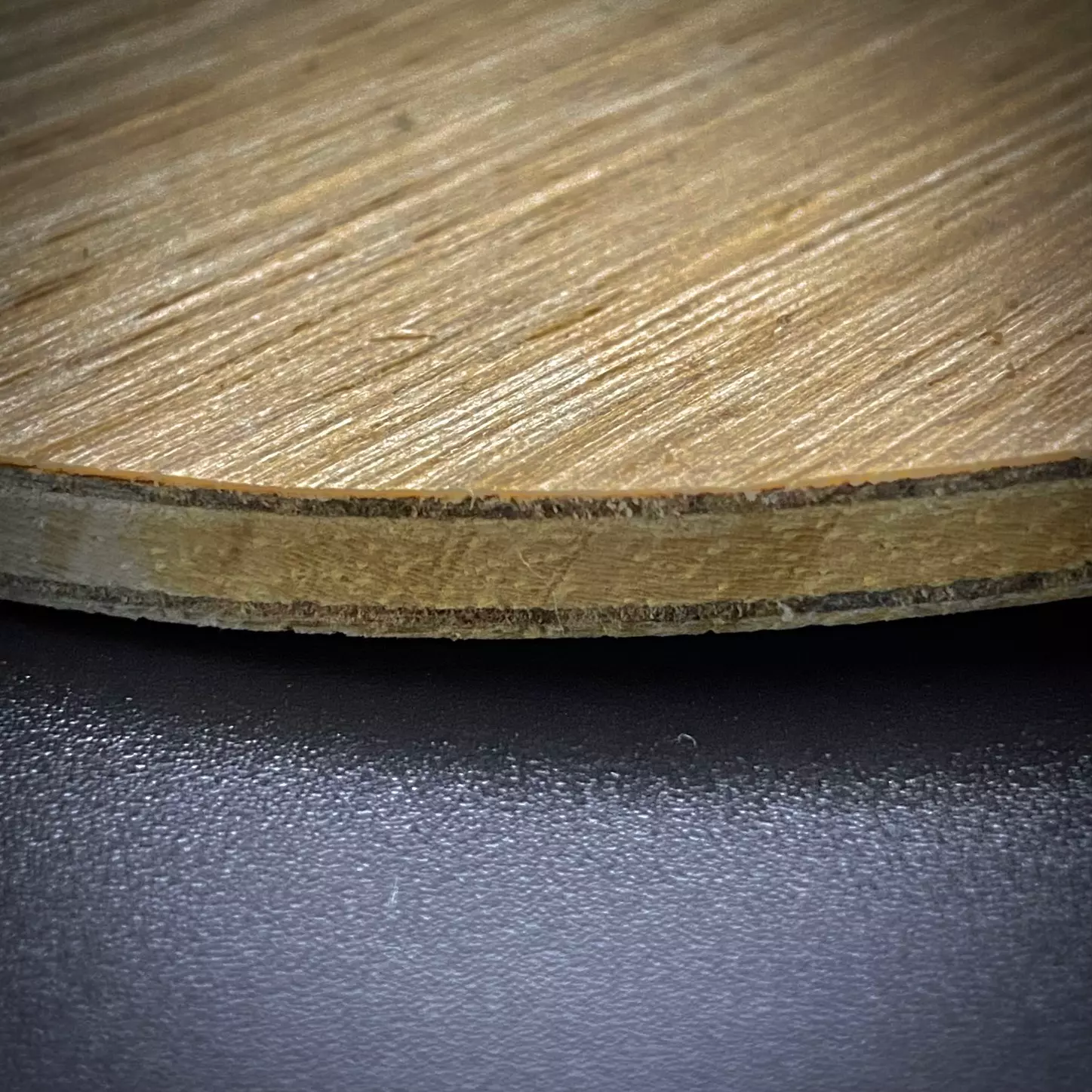 <div>"Ténor" est le bois Allround+ de la collection Symphony. Avec le Ténor, les joueurs peuvent être offensifs et actifs et finir le point assez aisément. Sa plus grande qualité reste sa grande capacité à mettre beaucoup de rotation. Ceci est dû au fait qu'il est à la fois flexible et sec. Il a donc été conçu pour les joueurs polyvalents à tendance offensive et qui souhaitent mettre un maximum de rotation dans chaque balle. Sont à privilégier les revêtements durs, hybrides et chinois pour compenser le rejet haut.</div>