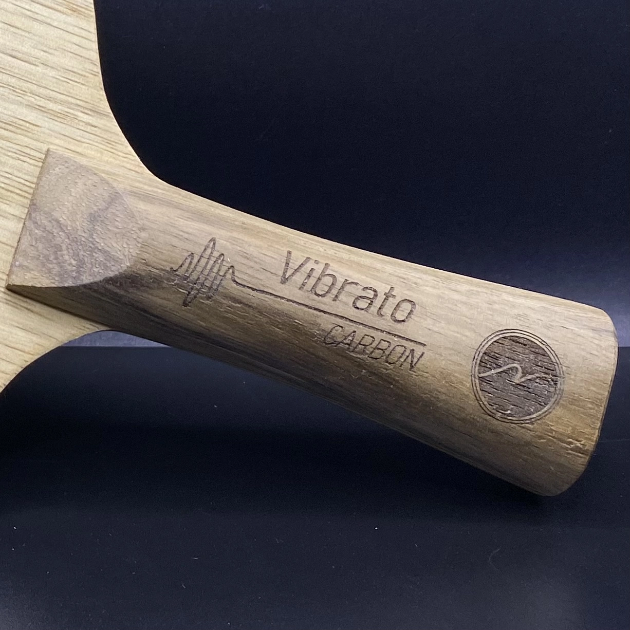 <div>"Vibrato" est le bois Carbone de la collection Symphony. Il a été conçu pour les joueurs attaquants qui souhaitent un bois rapide et puissant avec une excellente accroche de balle tout en gardant du contrôle dans chacun de leurs gestes. Cela permet ainsi d’avoir des coups directifs et précis. Les plis en carbone étant placés juste après le cœur (inner) permettent de garder un grand contrôle et des sensations plutôt naturelles que synthétiques rendant ainsi le jeu plus confortable. <strong><br></strong><br></div>