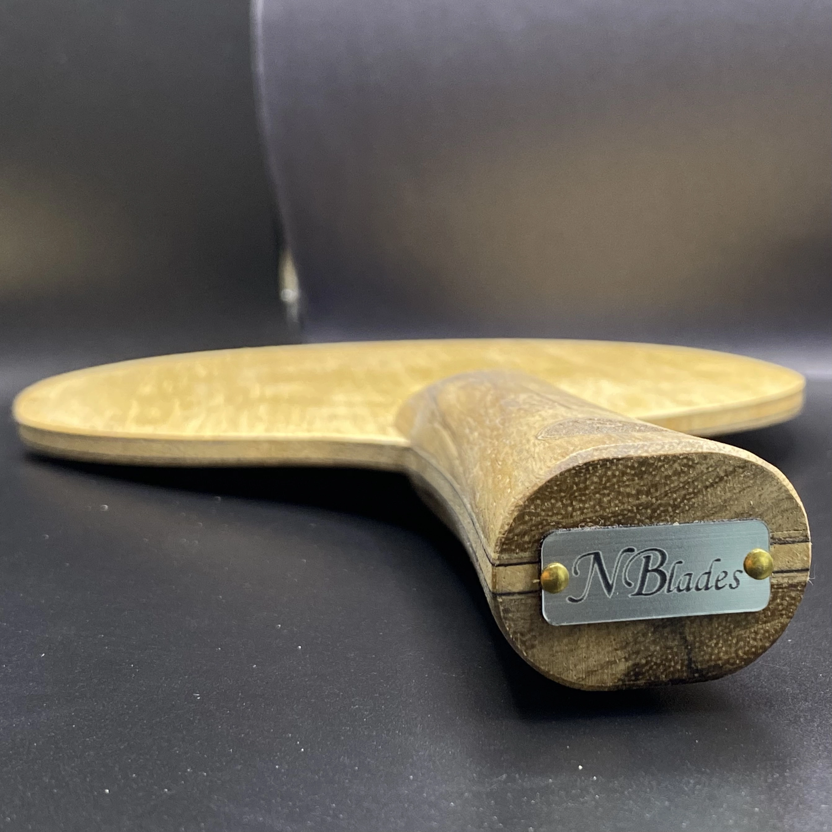 <div>"Vibrato" est le bois Carbone de la collection Symphony. Il a été conçu pour les joueurs attaquants qui souhaitent un bois rapide et puissant avec une excellente accroche de balle tout en gardant du contrôle dans chacun de leurs gestes. Cela permet ainsi d’avoir des coups directifs et précis. Les plis en carbone étant placés juste après le cœur (inner) permettent de garder un grand contrôle et des sensations plutôt naturelles que synthétiques rendant ainsi le jeu plus confortable. <strong><br></strong><br></div>